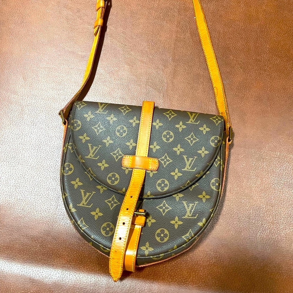 Loui Vuitton shoulder bag